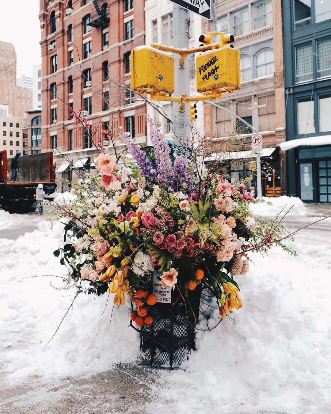 トッドスナイダーのインスタグラム：「Flower Flash 🌺 Getting in the mood for tomorrow's Todd Snyder x John Derian launch. Stop by W. Broadway & White St, in front of the Liquor Store and snap a pic of the Flower Flash by @lewismillerdesign 🗓 The collection drops tomorrow, Feb. 4, at 11am online and in store ⬆️Tap the bio link to sign up for early access ⬆️ #FlowerFlash #ToddSnyder #flowersfornewyork #lmdxnyc  #IloveNY @flowerflashnyc 📷@therealgemmanoakes」