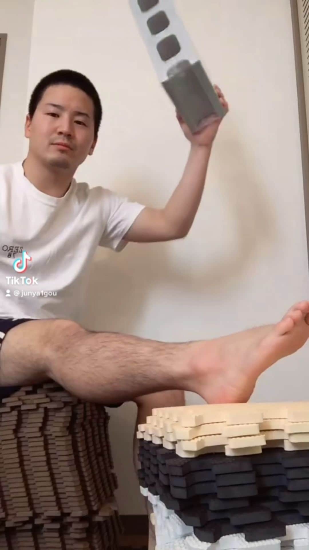 のインスタグラム：「A man who does not feel pain 痛みを感じない男」