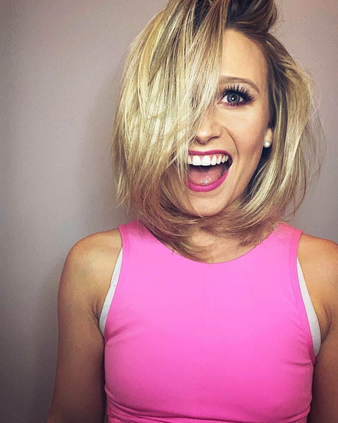カーステン・ムーア＝タワーズのインスタグラム：「on Wednesday’s we wear pink and also we forgive ourselves for any and all shortcomings because pandemic life is kind of hard ✌🏼」