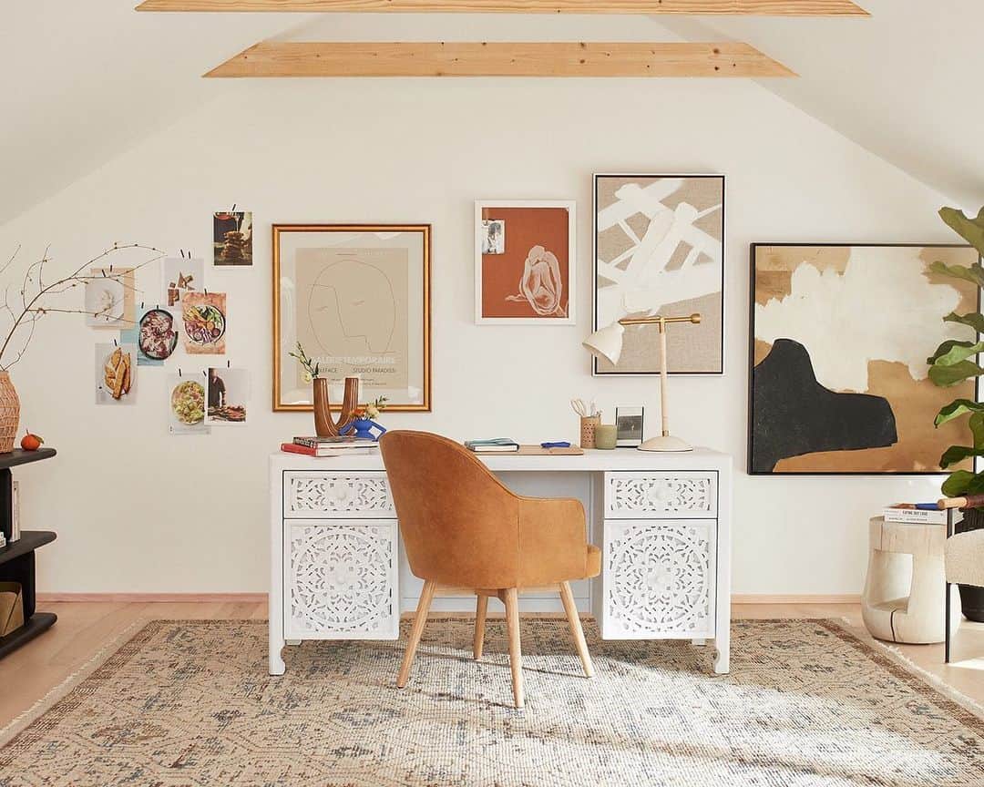 Anthropologieさんのインスタグラム写真 - (AnthropologieInstagram)「These dreamy desks and chairs are our WFH MVPs ✒️💻 For more home office inspo, follow @AnthroLiving and shop the link in our bio!」2月4日 0時05分 - anthropologie