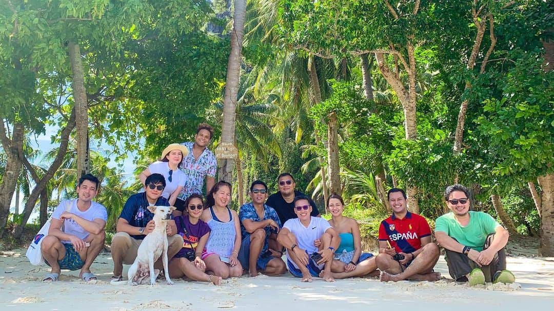 Kathryn Bernardoさんのインスタグラム写真 - (Kathryn BernardoInstagram)「A HUGE thank you to this group for letting us see and experience this side of El Nido. It wasn't my first time here but i’ve never witnessed its real beauty until this trip happened—the locals, their life, food, and the breathtaking islands. WOW. EL NIDO IS SOMETHING ELSE. 😍 I hope we continue to protect and preserve its beauty. Filipinos are lucky to call this our own. 🤍   Thank you @angkla_elnido for hosting our stay. Sepanx is starting to kick in but I promise to come back. 🤎」2月3日 23時57分 - bernardokath