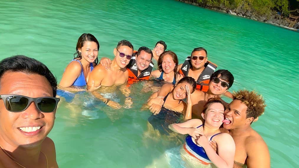 Kathryn Bernardoさんのインスタグラム写真 - (Kathryn BernardoInstagram)「A HUGE thank you to this group for letting us see and experience this side of El Nido. It wasn't my first time here but i’ve never witnessed its real beauty until this trip happened—the locals, their life, food, and the breathtaking islands. WOW. EL NIDO IS SOMETHING ELSE. 😍 I hope we continue to protect and preserve its beauty. Filipinos are lucky to call this our own. 🤍   Thank you @angkla_elnido for hosting our stay. Sepanx is starting to kick in but I promise to come back. 🤎」2月3日 23時57分 - bernardokath