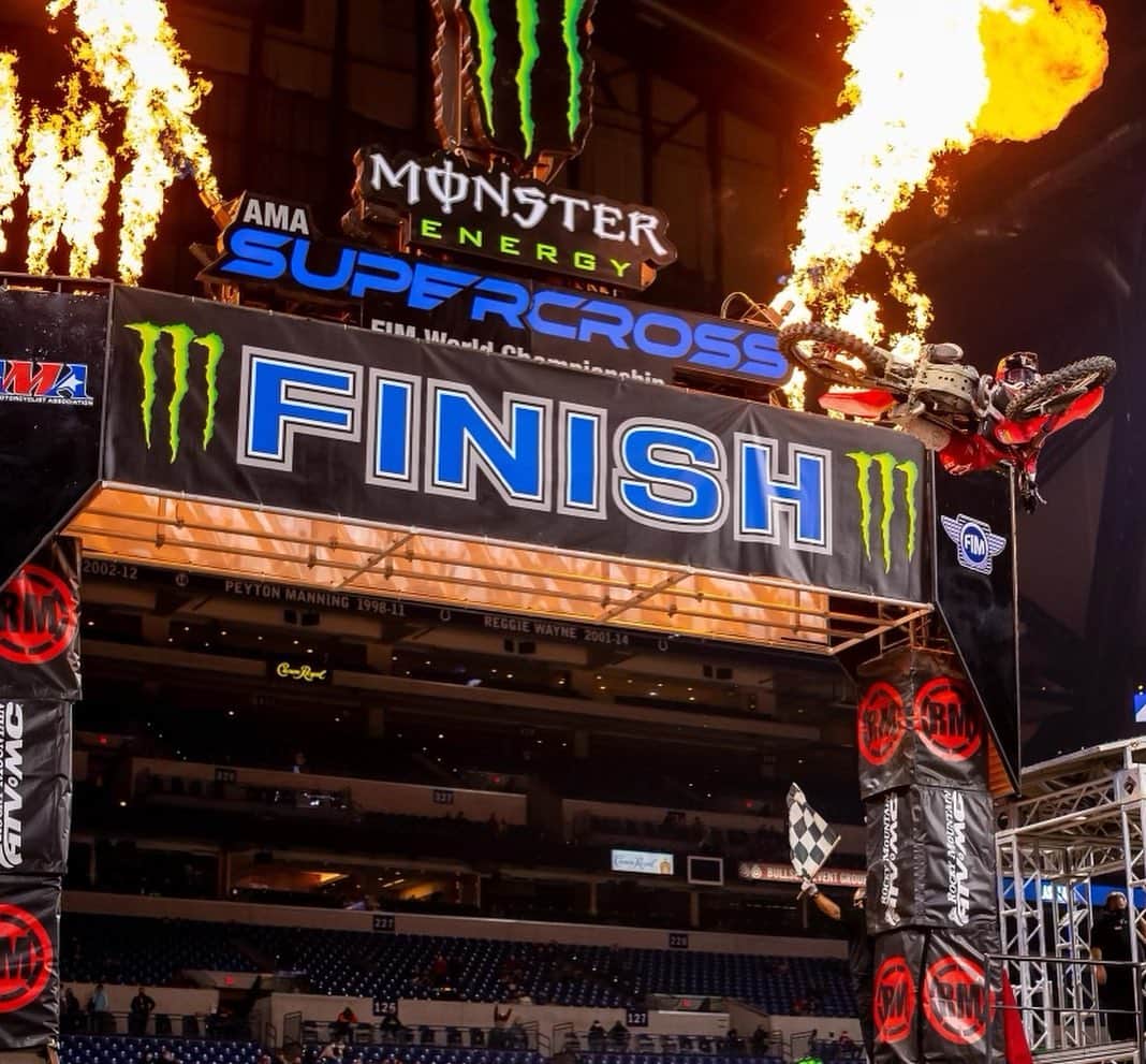 ケン・ロックゼンのインスタグラム：「B2B 🤯  What an incredible night once again. Words can’t explain the feelings we are experiencing right now. Pole Position going into the night show, winning my heat race and getting the W in the Main. We are taking it all in.  Thank you to my partners and fans for supporting our program 🙏🏼  @honda_racing_us @redbull @foxmoto @canyon_na @breitling_usa @thefamilie_  📸 @align.with.us」