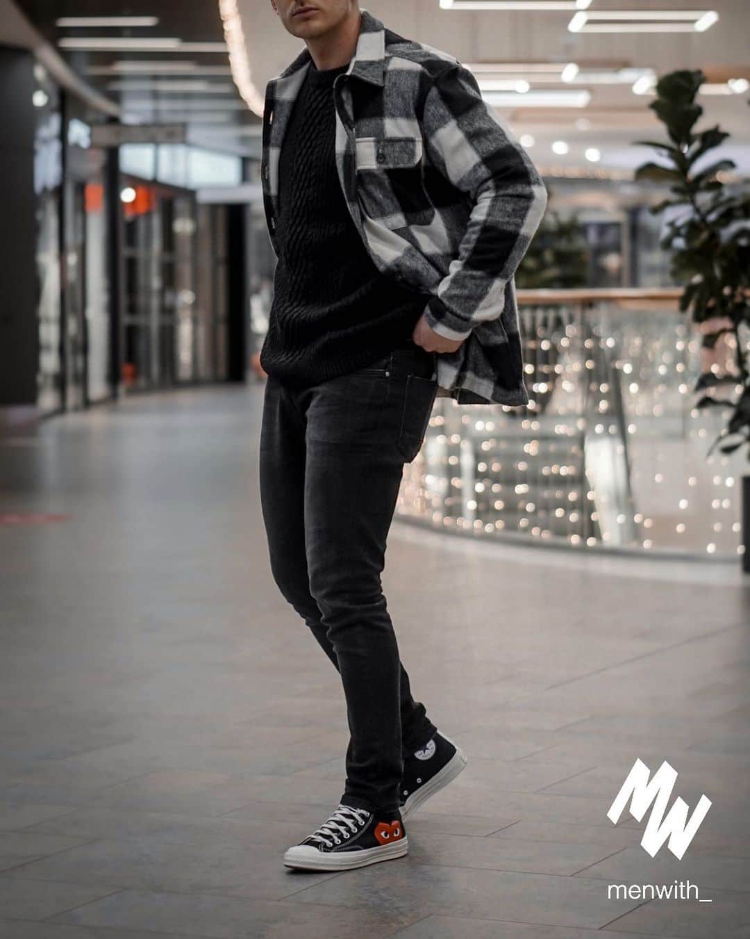 Men Withのインスタグラム：「Really cool photo of our dear friend @iamluca.z_ 👌🏽 #menwithstreetstyle」