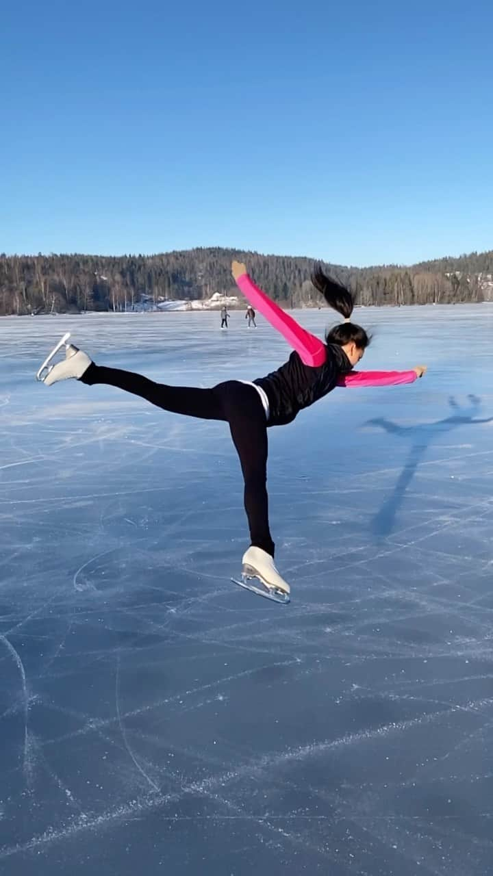 カミラ・ヤシェムのインスタグラム：「⛸🧘🏽‍♀️  • • #semsvannet #asker #iceskating #figureskating #driverslicense #skating #lake #nature #dance #flow  #skating #freedom」