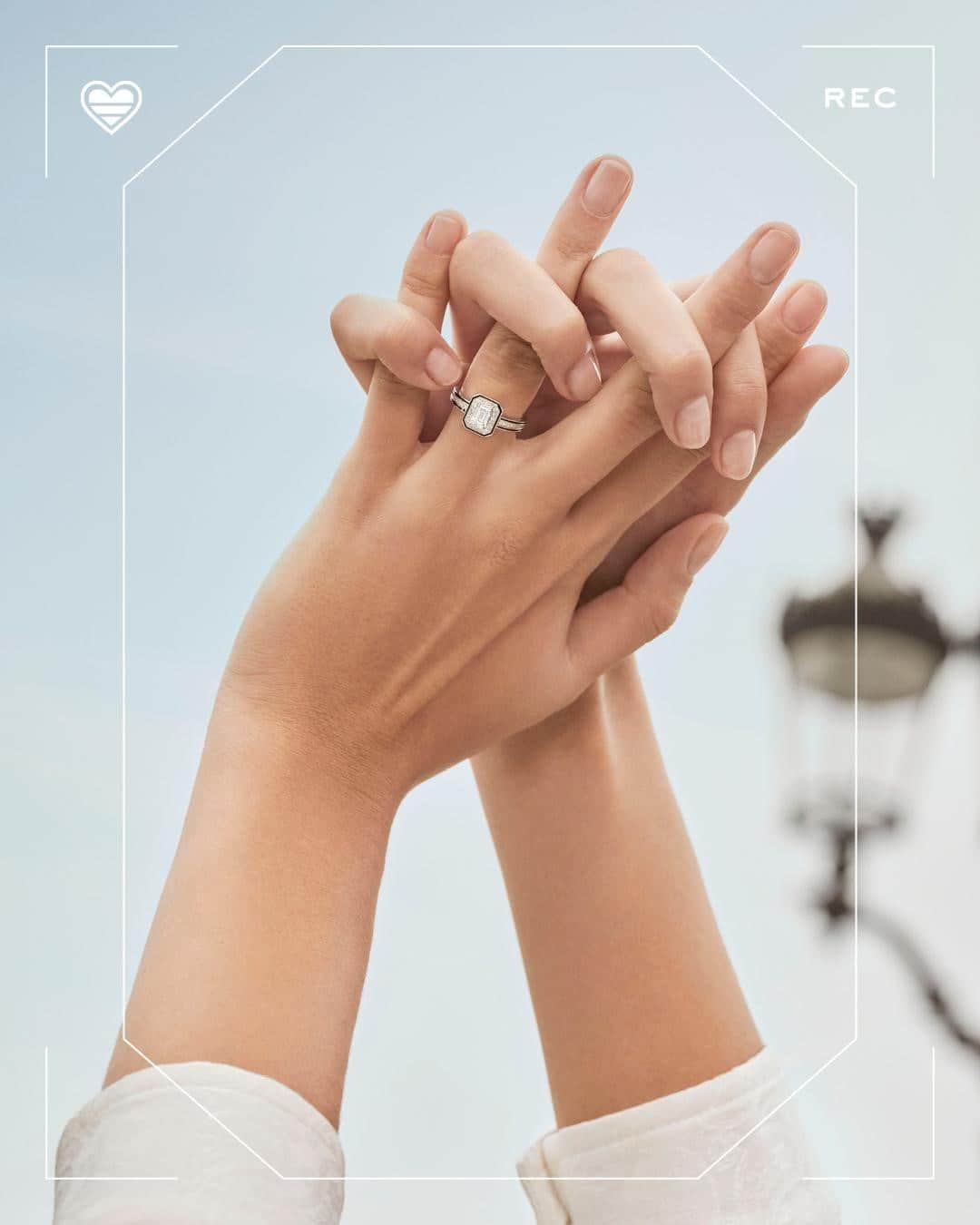 ブシュロンのインスタグラム：「Each love has its own signature and its own lines. Just like the Vendôme Liseré collection. ⁣ #BecauseofLove」