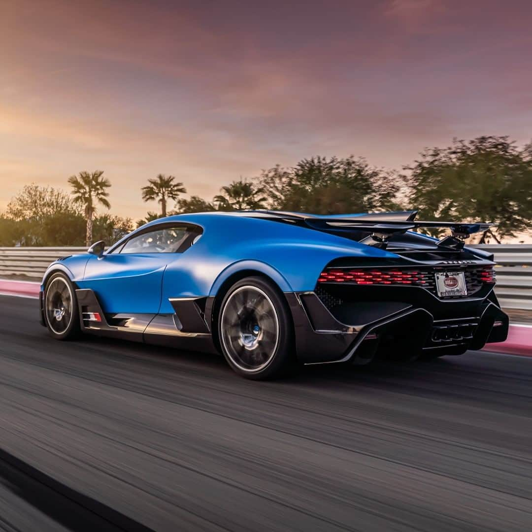 ブガッティさんのインスタグラム写真 - (ブガッティInstagram)「Taking a few more rounds of the 4.8km track at the Thermal Club before the sun sets in California.   #BUGATTI #BUGATTIDivo #DIVO  _  WLTP: Fuel consumption, l/100km: low 43.33 / medium 22.15 / high 17.99 / extra high 18.28 / combined 22.32; CO2 emissions, combined, g / km: 505.61; efficiency class: G」2月4日 0時00分 - bugatti