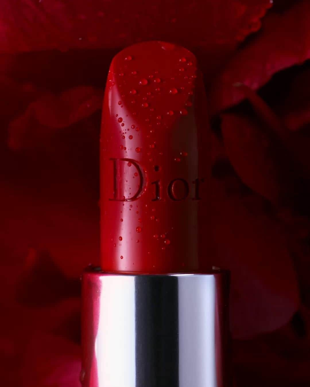 Dior Makeupのインスタグラム：「Flowers are the heart of Dior. The beloved Rouge Dior formula has been reinvented with a focus on Dior’s floral science. For the past 50 years, the House's laboratories have been inspired by this science to create the most powerful raw materials. The new Rouge Dior is infused with floral lip care with natural-origin ingredients that reveals heightened color and more beautiful lips, day after day. • ROUGE DIOR ROUGE DIOR SATIN BALM • #diormakeup #rougedior #wewearrouge」