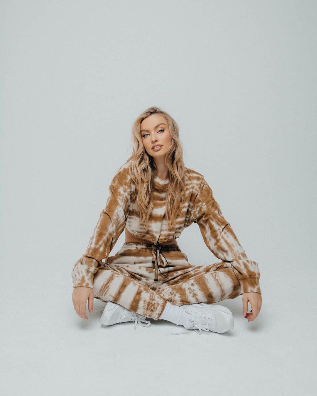 のインスタグラム：「Comfy girl always @talentless ☁️ shot by @corey_wilson / makeup @landynalexa / hair @hairbybradleyleake」