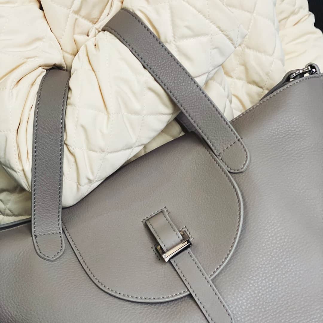 のインスタグラム：「Our “famous inverted handles” make the Thela bag special and recognisable ! 👜💞💞💞⠀⠀⠀⠀⠀⠀⠀⠀⠀ ⠀⠀⠀⠀⠀⠀⠀⠀⠀  #melimelo #melimelobags #style #bag #bags #s #classicbag #classic #wardrobestaple #madeinitaly #timeless #a #understated #itbag #chinesenewyear #cny #cny2021」