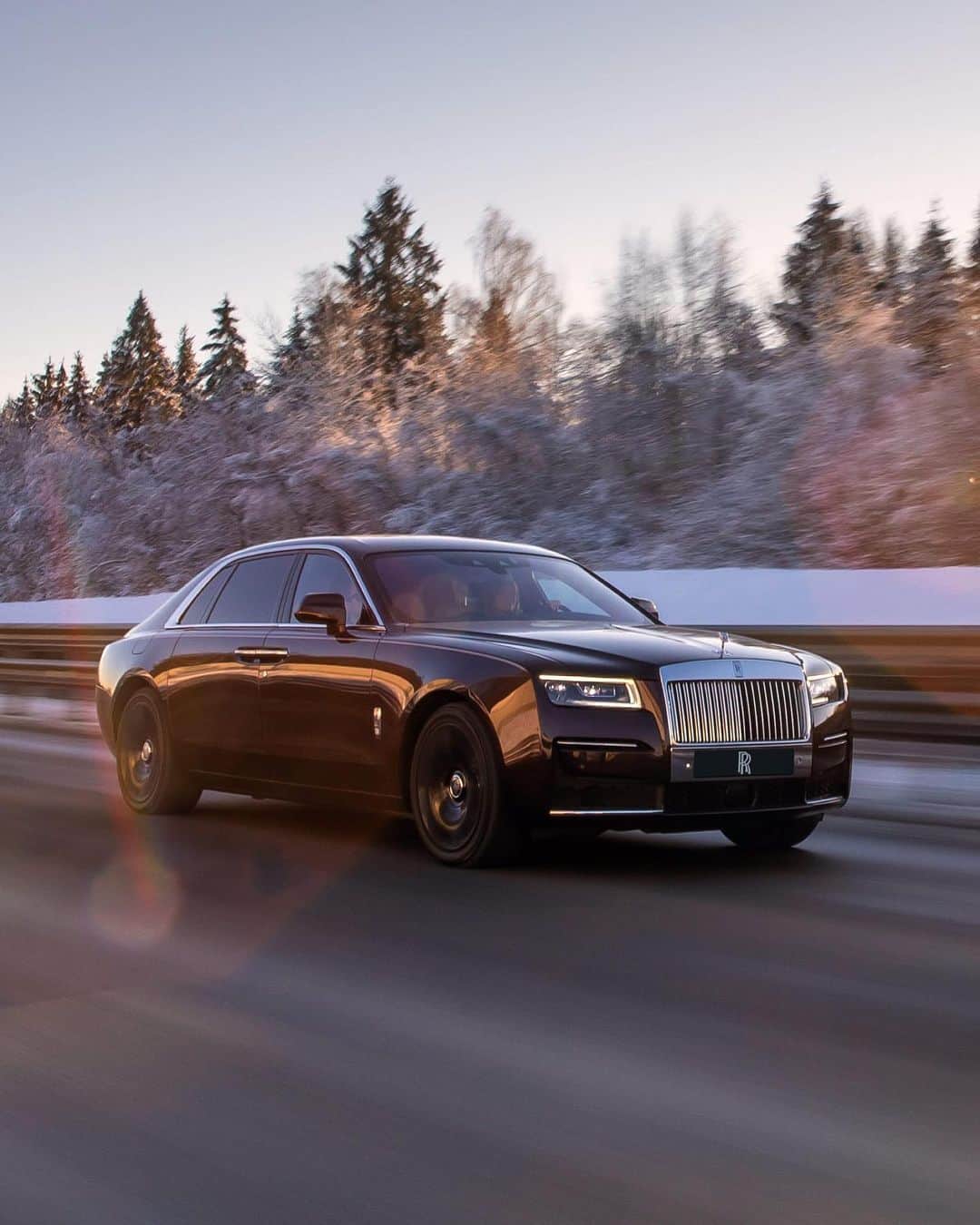 ロールス・ロイスのインスタグラム：「The pure confidence of perfection.  With every element operating in harmony, Ghost is the essence of elegance.  Discover #RollsRoyceGhost; link in bio.  — NEDC (combined): CO2 emission: 343 g/km; Fuel consumption: 18.8 mpg / 15.0 l/100km. WLTP (combined): CO2 emission: 347-358 g/km; Fuel consumption: 18 – 18.6 mpg / 15.2-15.7 l/100km.」