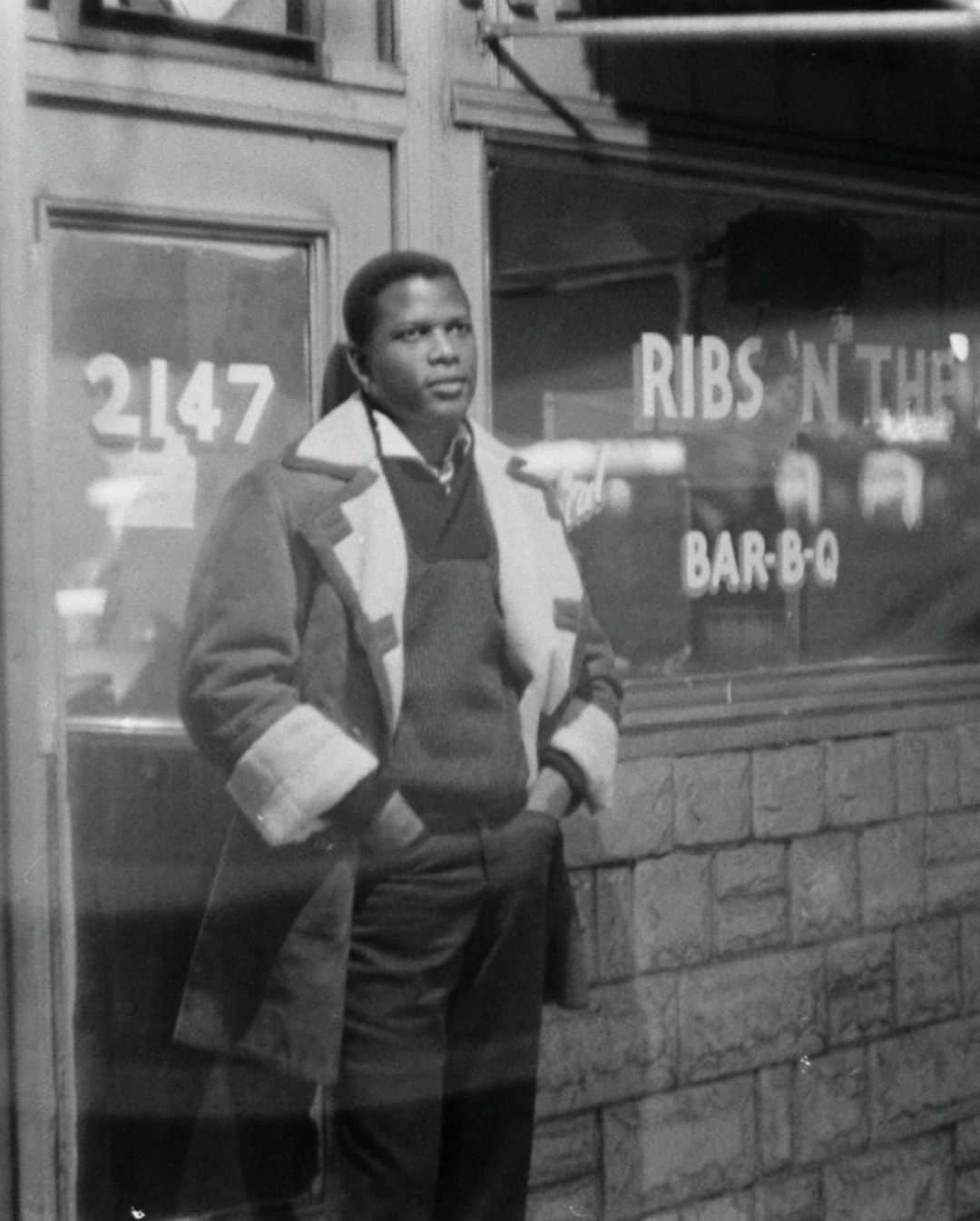 Polo Ralph Laurenさんのインスタグラム写真 - (Polo Ralph LaurenInstagram)「As we celebrate Black History Month, we honor the icons who shaped American culture and inspire us to dream.    At the start of his career, legendary actor Sidney Poitier turned down the stereotypical roles offered to Black performers at the time. Instead, he chose to offer a different lens on Black people, Black life, and the Black experience.    His most notable film, Guess Who’s Coming to Dinner, centered on the union of an interracial couple at the height of the Civil Rights Movement. In it, Poitier was purposely portrayed as the most poised character. The film sent an important message to America about racial equality and combatted stereotypes perpetuated against Black people.   Known for his impeccable presence both on and off stage, Poitier is a cultural icon who challenged societal expectations and broke barriers simply by remaining true to himself.  Black history is American history.  Discover more on RL Mag via the link in bio.  Photos: Getty Images」2月4日 0時13分 - poloralphlauren