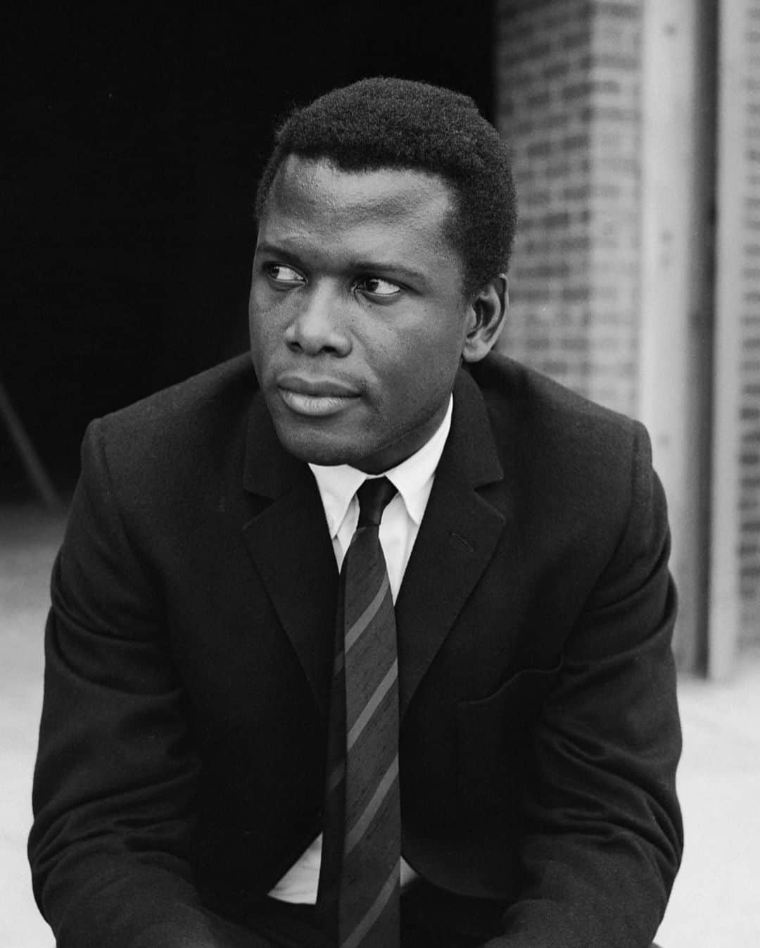 Polo Ralph Laurenさんのインスタグラム写真 - (Polo Ralph LaurenInstagram)「As we celebrate Black History Month, we honor the icons who shaped American culture and inspire us to dream.    At the start of his career, legendary actor Sidney Poitier turned down the stereotypical roles offered to Black performers at the time. Instead, he chose to offer a different lens on Black people, Black life, and the Black experience.    His most notable film, Guess Who’s Coming to Dinner, centered on the union of an interracial couple at the height of the Civil Rights Movement. In it, Poitier was purposely portrayed as the most poised character. The film sent an important message to America about racial equality and combatted stereotypes perpetuated against Black people.   Known for his impeccable presence both on and off stage, Poitier is a cultural icon who challenged societal expectations and broke barriers simply by remaining true to himself.  Black history is American history.  Discover more on RL Mag via the link in bio.  Photos: Getty Images」2月4日 0時13分 - poloralphlauren