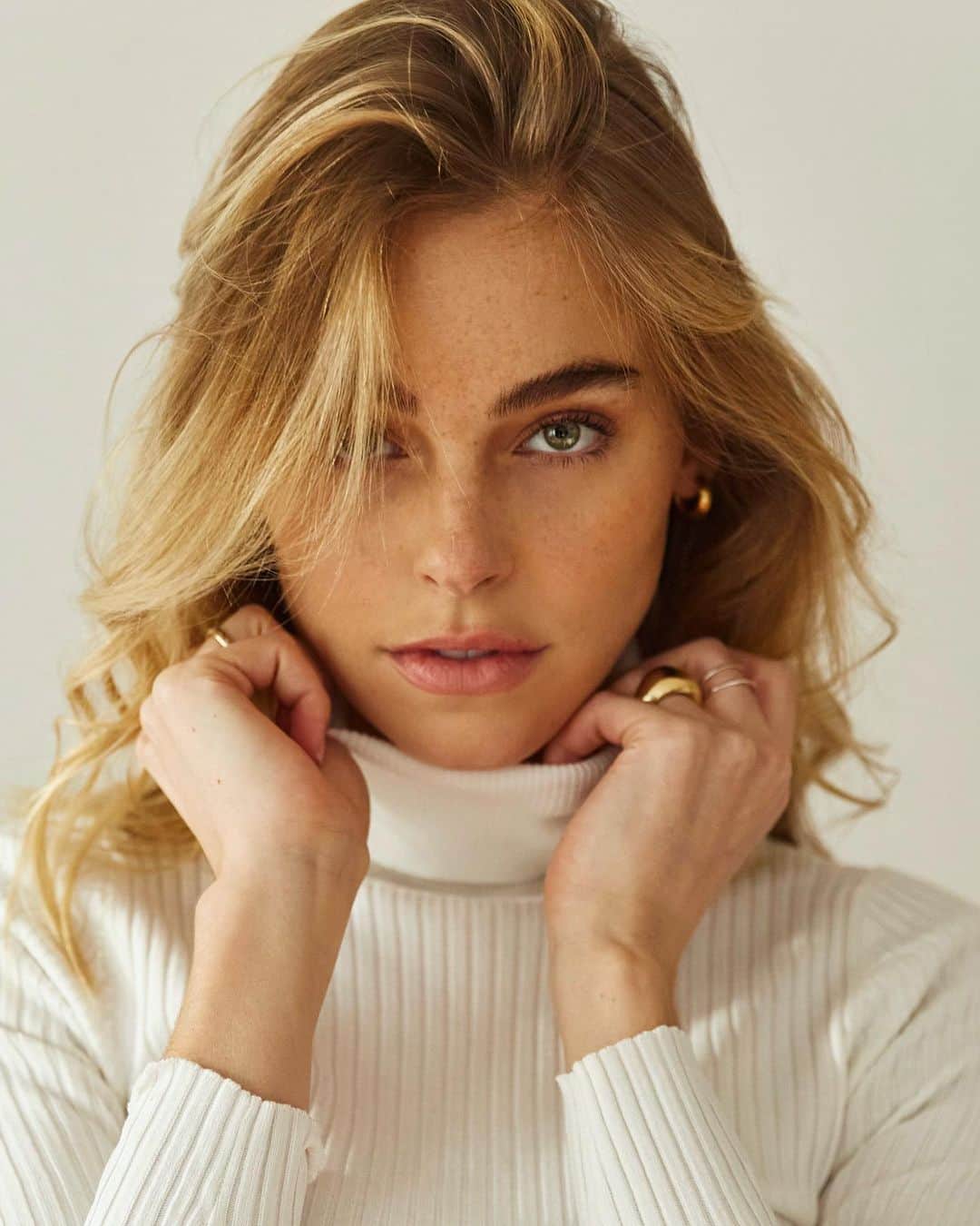 Elizabeth Turnerのインスタグラム：「good morning ☀️✨ shot this last week in NYC with @monicabaddar 💕 hope everyone has a great day ✌🏼」