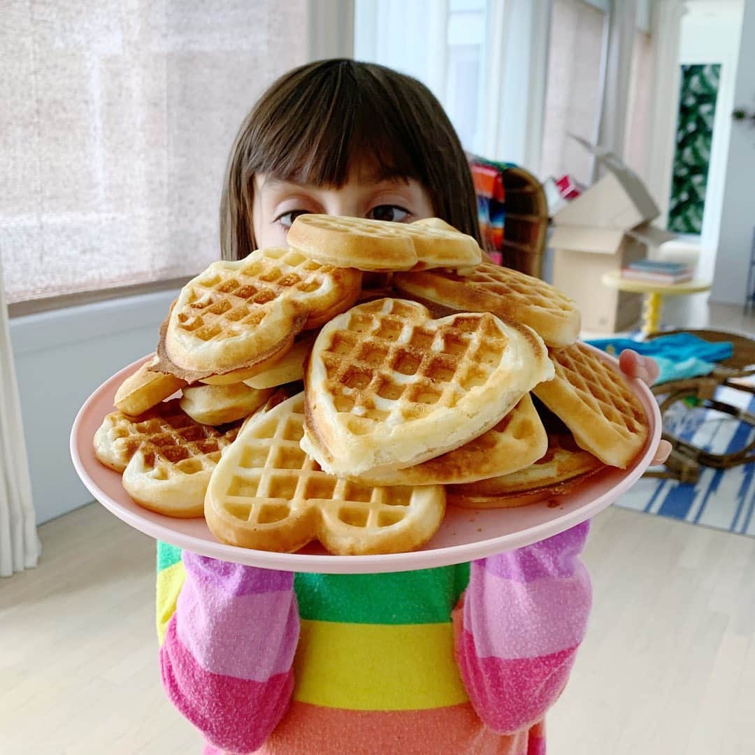 Ilana Wilesのインスタグラム：「Harlow asked me if we could make a “big deal” out of Valentine’s Day at home this year. I think she's sad they aren't doing their normal classroom exchange. How could I say no? Obviously, homemade Valentines always work, but if you want to step it up, I put together a Valentine’s Day gift guide with lots of options for kids and adults. I’ve got the usual culprits like a heart waffle iron (which we already own obviously) and a Valentine’s Day craft kit, but I’ve also got tons of unique ideas like Luna Lovegood glasses, an 1000 piece chocolate jigsaw puzzle, pink crocs with V-Day themed jibitz and a Love Stinks whoopee cushion. Cute gift bags and decor ideas (like setting up little tin mailboxes for your family) included! Link in bio.」