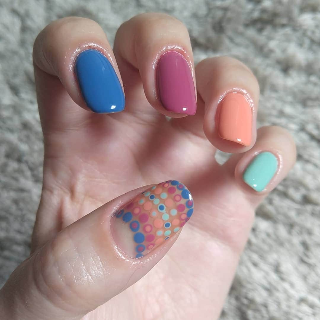 Risqueのインスタグラム：「A @tatalitando_ se jogou nas cores da Nova Coleção #RisquéRevoluçãoDasCores e fez essa nail art supercolorida e alto-astral! Você usaria? ⠀ Poste sua nail art usando #EuQueFizRisqué para aparecer aqui também! 😍 ⠀ 💅  Esmaltes usados: Rosa Para Todes, Preguiça de Padrão, Menta.liza e De Pacífico Só O Oceano. ⠀ #TáNasNossasMãos #EsmaltesRisqué #RisquéOficial」