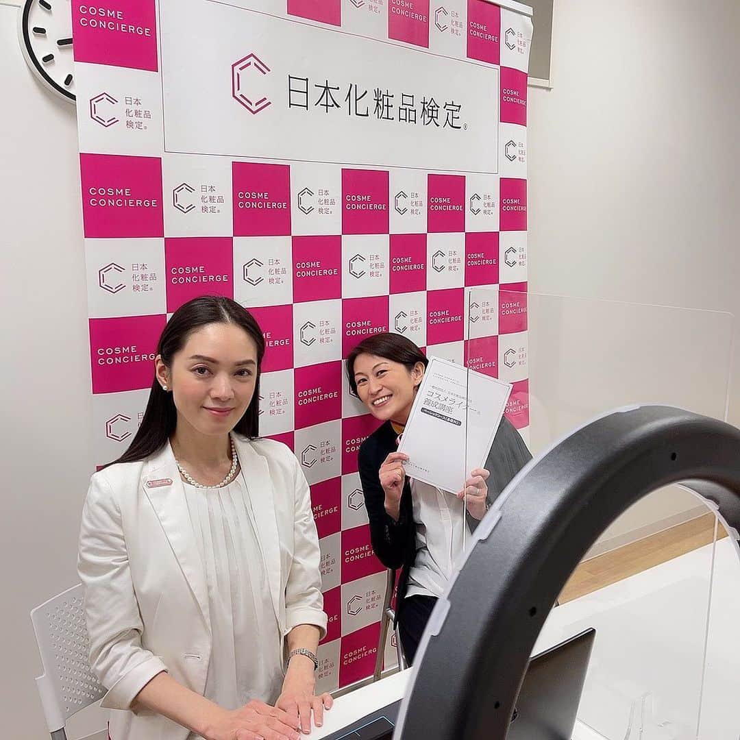 小西さやかのインスタグラム：「【コスメライター】 コスメライター講座の説明会をさせていただきました！800名近いお申し込みをいただきありがとうございました(^^) . ここ二日間、リハーサル3回、夜な夜な資料修正したかいがあり、なんとか無事に終わりました。 . これから益々需要が高まるコスメライター、多くの方の新しい一歩をお手伝いできると嬉しいです。 皆さんが夢に近づくことを全力でサポートしたいと思います！ . 早速、昨日も化粧品メーカー様に、私から提案させていただいたところ、ライター紹介依頼をいただきました。 . これからもいただく求人だけでなく、こちらからも営業して多くのお仕事の機会を獲得していきたいとおもいます。 . 皆様のご活躍応援しています！ #小西さやか #美容ライター#コスメライター#美容ジャーナリスト#美容家#美容メディア#美容雑誌#美容雑誌大好き #ライター#ライター募集 #ライター求人#ライター講座#美容ライター募集 #美容ライターになるには #美容ライターの卵 #美容ライターさんと繋がりたい #美容ライターになりたい #美容ライター講座 #美容ライターになるには」