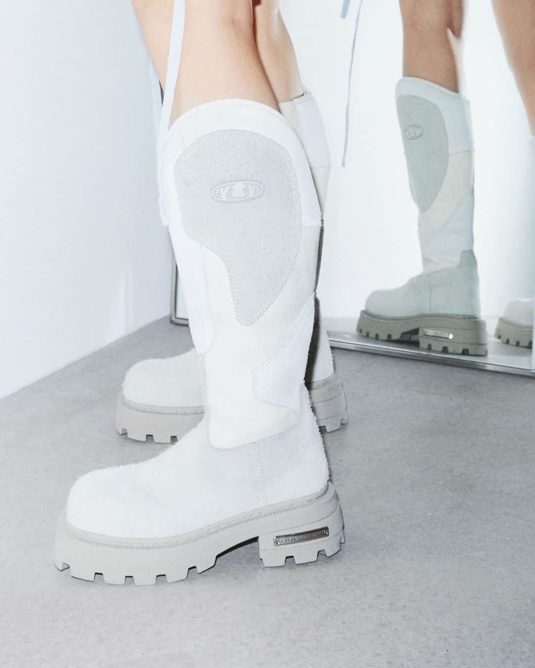 エイティーズのインスタグラム：「Meet IMPREZA, the knee-high boots with square toe, rounded shaft and motocross details.」
