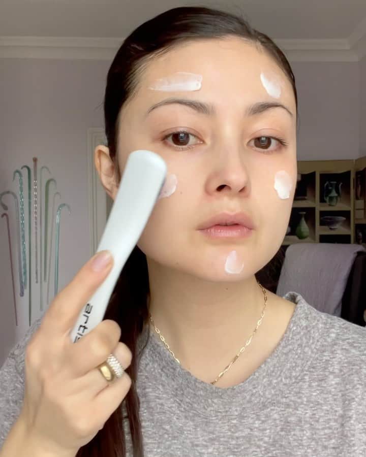 ペオニー・リムのインスタグラム：「Need to relax? I know I do and honestly the moment this @byartis brush touched my face with @LOUMBeauty cream I felt my muscles relax. I’m so thrilled to be announcing a giveaway for these gorgeous self care products. Theses stress melting products are the perfect February treat! To enter...1- Follow @loumbeauty & @byartis  2 - Like my Instagram post about the giveaway & comment tagging up to 3 friends! #beautyofcalm #loumbeauty #peonylimbeauty #ad  Rules : giveaway open to US residents age 18+ only. Giveaway begins at 2/15/21 at 00.01 EST and ends at 11.59 pm PST on 2/15/21. No purchase necessary to win or enter. Giveaway is not sponsored by or affiliated with Instagram. Prize value is $139 ($3475 total). Winners will be DMed by the official @LOUMBeauty account ONLY by 3/01/2021. See more on my stories!」