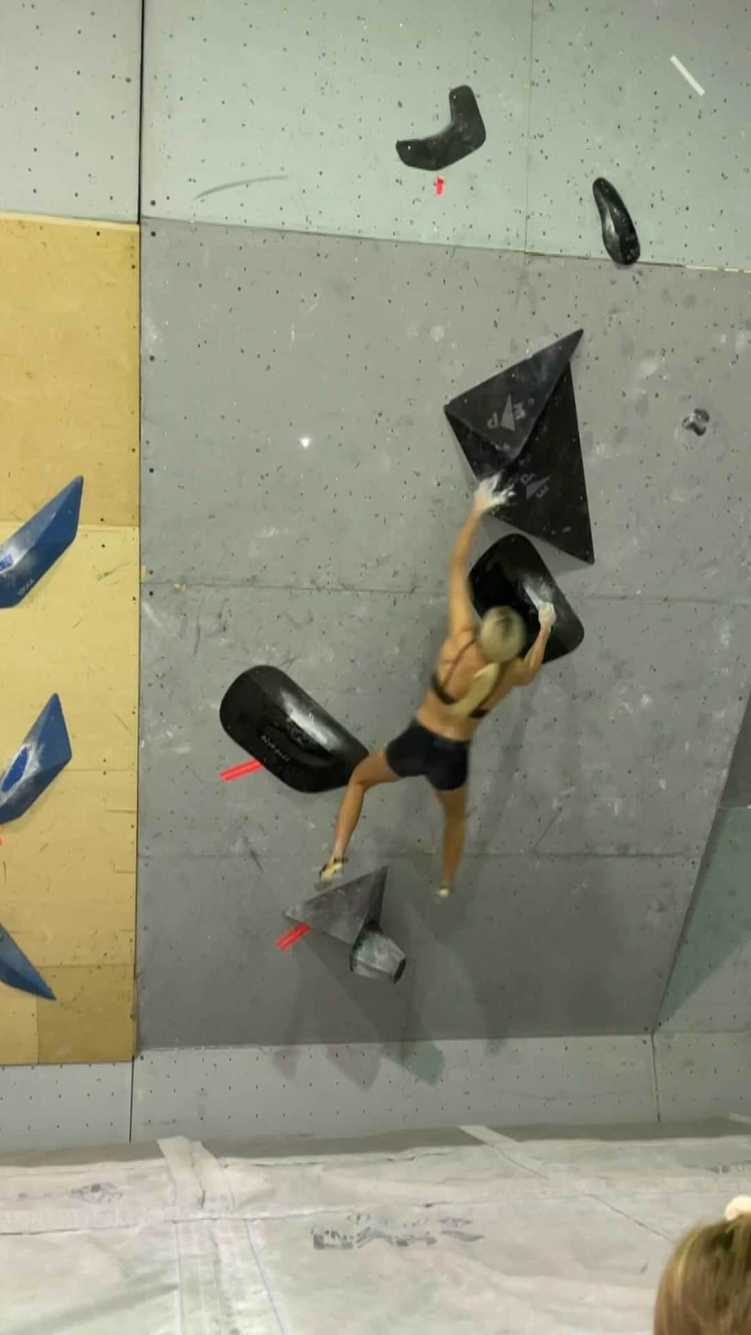 シエラ・ブレア・コイルのインスタグラム：「Psyched on this boulder from the other night 😎」