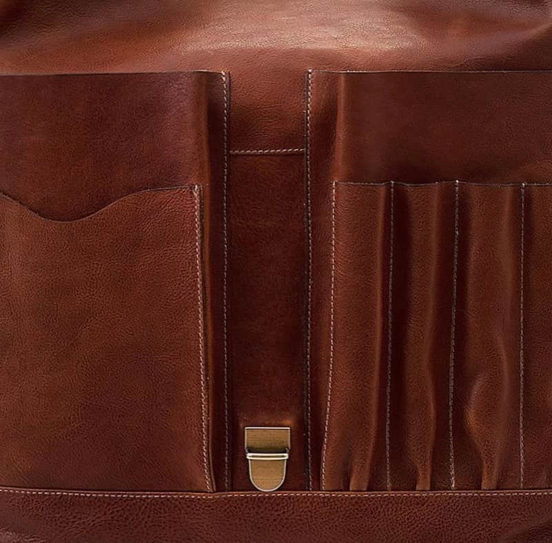 イルビゾンテさんのインスタグラム写真 - (イルビゾンテInstagram)「Focusing on details since ever: il Bisonte’s high quality leather represents one of the main values of this florentine maison. #ilbisonte #madeinitaly #leatherbag #briefcase #vintagecowhide #sustainability」2月4日 0時31分 - ilbisonteofficial