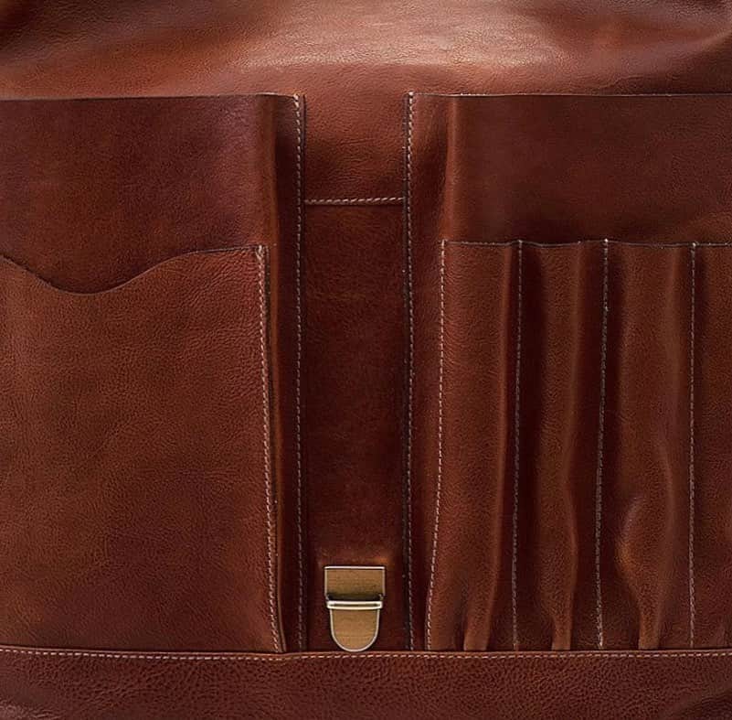 イルビゾンテのインスタグラム：「Focusing on details since ever: il Bisonte’s high quality leather represents one of the main values of this florentine maison. #ilbisonte #madeinitaly #leatherbag #briefcase #vintagecowhide #sustainability」