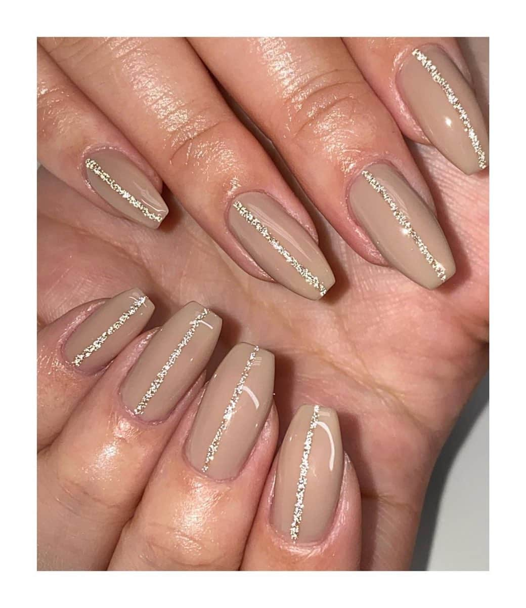 Icegel Nailさんのインスタグラム写真 - (Icegel NailInstagram)「아이스젤 #온오프젤 로 라인아트하기✨✨ 캬아~~ 라인만 그려도 번쩍번쩍🤩🤩  Repost @manicured_byjasmine ・・・ Dainty details using Flash On Glash Off Gel by@icegel_nail @icegel_global @icegel_japan @icegelnail  #lovemyclients #keepitNatch #naturalnails #naturalnailgoals #gelmanicure #longnails #nailart #dainty #fy #foryou #beauty #structuredgelmanicure #luminarynailsystems #prettynails #losangeles #california」2月4日 0時24分 - icegelnail