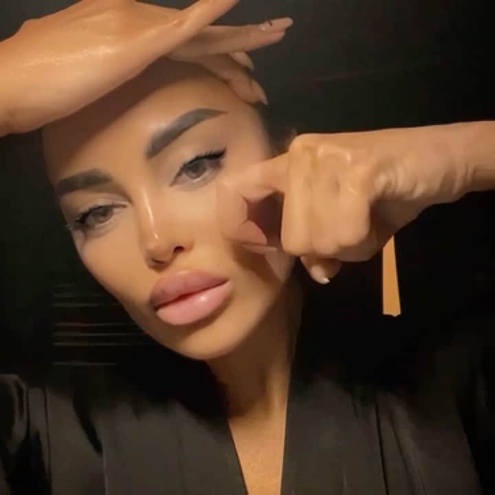 Nita Kuzminaのインスタグラム：「Каждое утро, или через утро я стараюсь после умывания делать #FaceGym (зарядка для лица). Больше всего я ловлю кайф от того, как после неё лицо приобретает естественный здоровый румянец 😍🥰  Конечно мне очень повезло от природы иметь гладкую, упругую кожу, поэтому сильного результата «подтяжки» после данной зарядки я не замечаю на себе, но в качестве профилактики не помещает точно! Да и Вам, мои дорогие девочки, будет на заметку не лишним! ♥️ Итак, наносим на лицо любой «скользящий» крем или сыворотку. Лично я использую крем La Sultane de Soba «Voyage». На нем хорошо скользят по лицу пальцы рук. Далее делаю упражнения, которые показываю на видео, каждую сторону лица не менее 30 секунд, прямо до легкого покраснения.  После завершения упражнений, я умываю лицо тёплой водой, затем наношу увлажняющую «Вуаль» от Valmont. Далее использую лёгкий подтягивающий крем с эффектом лифтинга от HydroPeptide, и «закрываю» все это кремом Power Lift от HydroPeptide. Сами упражнения я периодически меняю, чтобы не «приедалось». Все это сейчас легко можно найти на просторах интернета :) __ P.S. Данные крема Вы можете приобрести в @medyumed.shop  __ Song: Lxst cxntury - Odium 🎶」