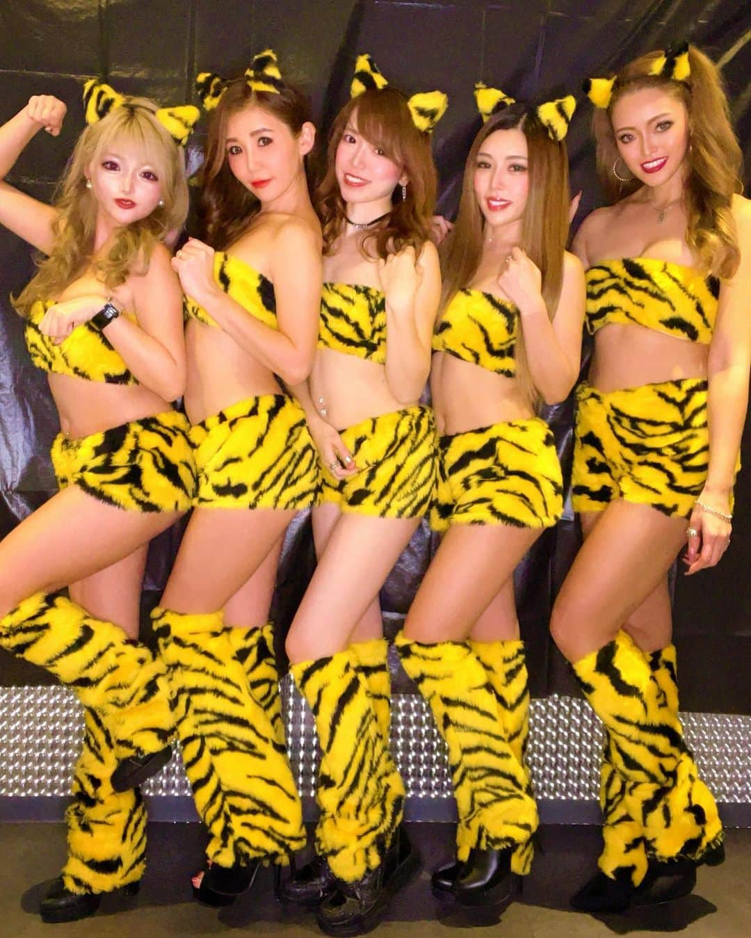 まっぴーさんのインスタグラム写真 - (まっぴーInstagram)「ラムちゃん🐯🖤💛🖤 . この衣装、毎年着るたびに小さくなる😅じゃなくて、私が大きくなってるだけか🤣w これ以上太ったら着られへん🤣🐷💦 コロナ落ち着いたら断食道場いこうかな？😇😇 . . . #ラムちゃんコスプレ#まぴコス#節分#鬼コスプレ」2月4日 0時25分 - mapink___