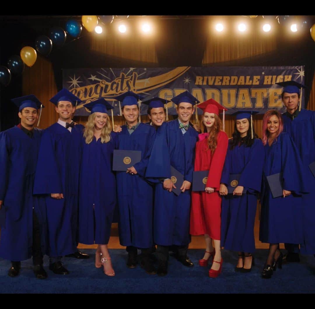 リリ・ラインハルトのインスタグラム：「The gang finally graduates, tonight. 🎓 a very sentimental, emotional episode for everyone who has been on this Riverdale journey with us since day 1.」