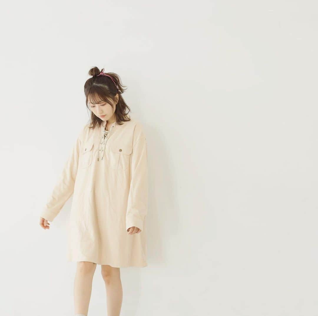 小桃音まいのインスタグラム：「🐏. . 自由に動き回ってる写真. みんなは何枚目がすき、、？. . 新しい枕でおやすみなさい🐏.」