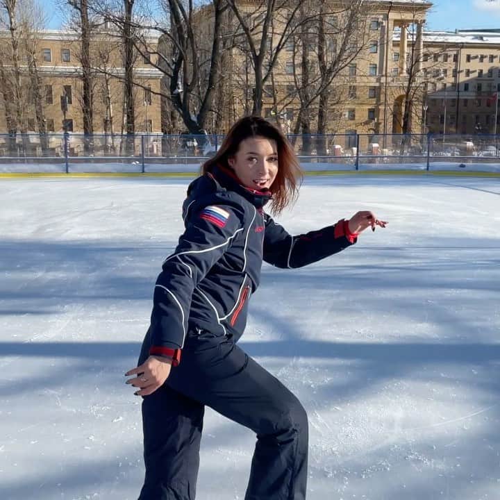 エカテリーナ・ボブロワのインスタグラム：「«Джаз-каток» в саду «Эрмитаж» ⛸  Первый в моём обзоре #Боброваревизорро! Маленький искусственный каток в центре Москвы, но очень уютный и окружённый тёплой атмосферой 🤗  Обратите внимание: сейчас на большинство катков Москвы нужно покупать билеты онлайн! Но это нетрудно. При входе на каток можно сканировать QR-код и он выводит вас на страницу покупки билетов.  ✅Расписание сеансов стандартное:  10:00-12:00,  13:00-15:00,  17:00-20:00,  21:00-23:00. Загруженность катка легко проверить: заходите на сайт и смотрите, сколько билетов уже продано на нужный сеанс 😊👌  ✅До катка можно добраться от метро «Чеховская», пешком около 10 минут. С парковками дела обстоят хуже. Рядом, на Успенском переулке, есть городская парковка, но найти место в выходные – задача практически нереальная... И стоимость парковки в центре Москвы огорчает: 380 р. в час...  ✅ Раздевалка маленькая, но удобная и хорошо обогреваемая. Внутри есть мини-кафе, где можно купить горячие напитки. А если вы проголодались, сэндвичи и бутерброды в меню имеются 👌  ✅ Прокат коньков есть, шкафчики для личных вещей тоже. Но они очень маленькие, сумка для коньков не поместится. На нашем сеансе все оставляли сумки в раздевалке, не боясь, что их кто-то умыкнёт 🤷🏻‍♀️  Лёд по качеству очень хороший! На льду играет прекрасная музыка радио @radiojazz89.1fm. Она создаёт нужное настроение, иногда даже хочется танцевать 😄 Рядом с катком стоят лавочки, на которых можно отдохнуть и перешнуровать коньки.  Цена билетов: в будни - 250 р., в выходные - 350 р. Прокат коньков: 200 р./час, каждый следующий час - 100 р. Прокат «помощника фигуриста» (поддерживающая установка): 250 р./час. Камера хранения: 50 р.  ❗Вердикт: Мне очень понравилась атмосфера! Очень тепло и уютно. Представляю, как же красиво на катке вечером, когда включаются лампочки и подсветка московских домов 😍 Из минусов только то, что каток действительно небольшой... но для первого свидания подойдёт идеально 👩‍❤️‍💋‍👨  А вы уже бывали на этом катке? Полезен ли вам обзор? Что ещё вы хотели бы узнать? 🤗 Расскажите в комментариях! ⬇️」