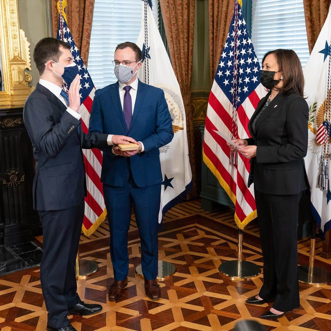 ジョー・バイデンさんのインスタグラム写真 - (ジョー・バイデンInstagram)「This morning, I swore in Pete Buttigieg as Secretary of Transportation. Secretary Buttigieg is a true problem-solver. He will bring people together to strengthen our nation’s infrastructure. And he will keep breaking boundaries while he’s at it. Congratulations, Mr. Secretary.」2月4日 0時35分 - vp