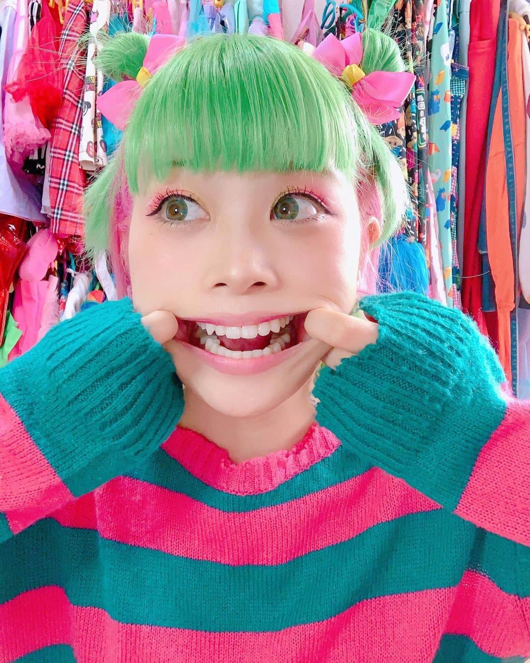 紅林大空さんのインスタグラム写真 - (紅林大空Instagram)「🐸🌸🤪 ⋆ なんでも人の話を聞くのが好き✍️ ふむふむ、勉強になるな〜  お金で買っていたものが 時間と引き換えに手に入る時代 か〜。  今日は初めてclubhouseで挙手🙋🏻‍♀️した記念日です☺︎ ID:90884 ⋆ ⋆ #clubhouse #派手髪 #kawaiifashion #jfashion #colorfulhair #原宿ファッション」2月4日 0時35分 - kurebayashiii