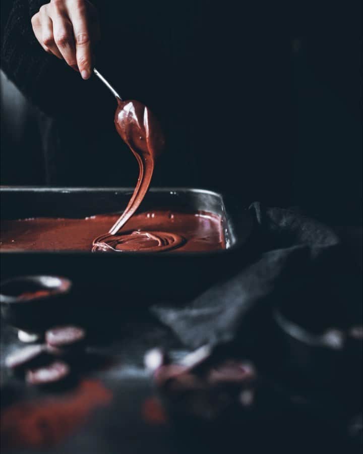 Linda Lomelinoのインスタグラム：「First cake of 2021 🍫 For @malmochokladfabrik 🤎  #chocolate #chocolatecake #foodphotography」