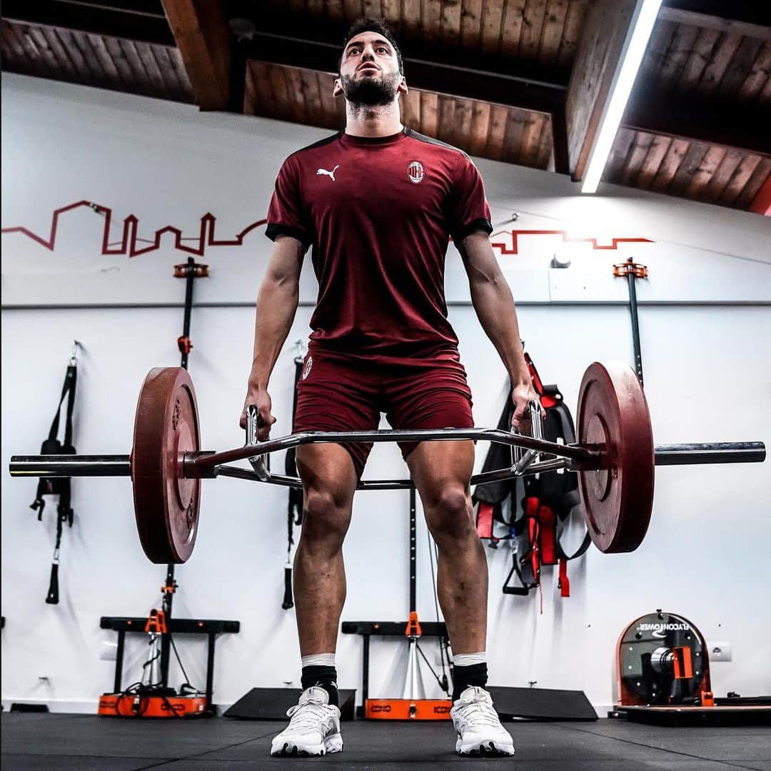 ACミランさんのインスタグラム写真 - (ACミランInstagram)「Pumping up for #MilanCrotone 💪  Steady does it, rossoneri! 🔴⚫ #SempreMilan  Powered by A2A Energia」2月4日 0時37分 - acmilan