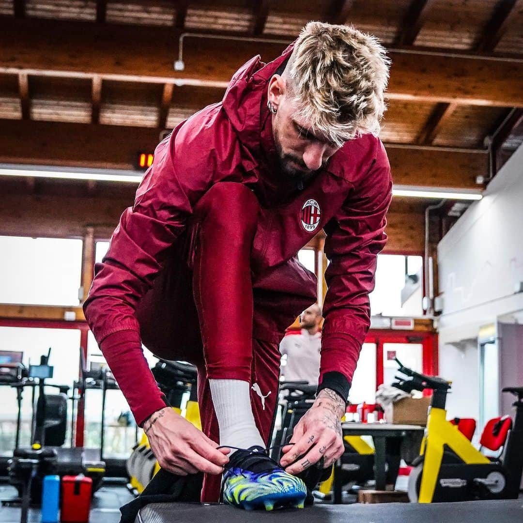 ACミランさんのインスタグラム写真 - (ACミランInstagram)「Pumping up for #MilanCrotone 💪  Steady does it, rossoneri! 🔴⚫ #SempreMilan  Powered by A2A Energia」2月4日 0時37分 - acmilan