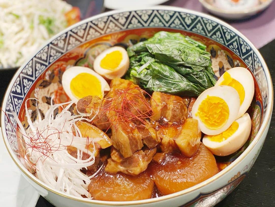 谷中麻里衣のインスタグラム：「Staying at home and enjoying cooking 🥰  おうちじかん🏡 在宅勤務の日、お昼休みに煮込み始めたり✨  #おうちじかん#料理#角煮#炊き込みご飯#ソテー#麻里衣ごはん」