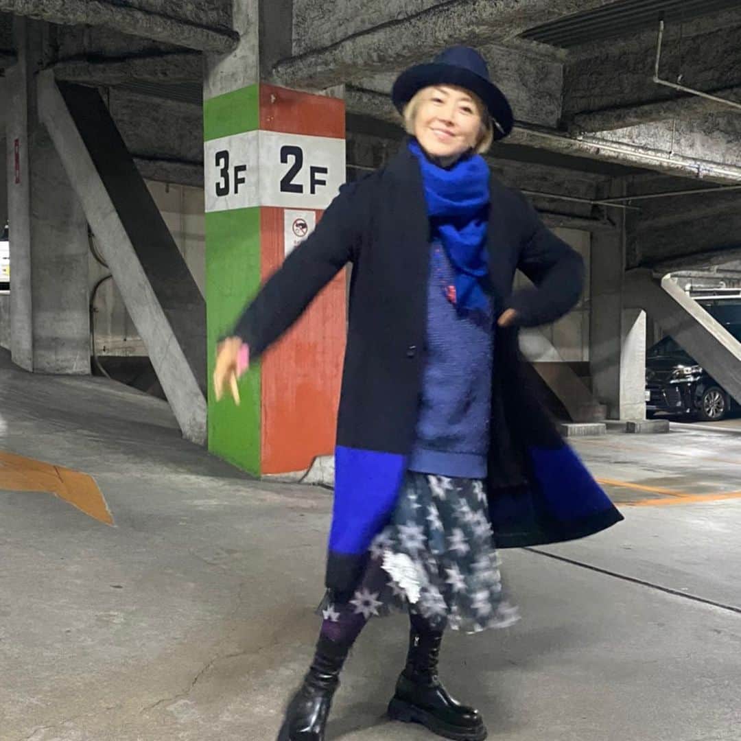 熊谷真実さんのインスタグラム写真 - (熊谷真実Instagram)「ブルーコーデ セールで買ったヨージのセーター 同じくコート ワコールディアのスカート 500円の帽子 紺のタイツなかった。 ネットで買ったブーツ 久しぶりに袖を通したものばかり 洋服好きです  #熊谷真実#ブルーコーデ#駐車場#自分らしく#好きなものばかり#ブルーも好き#ピンクも好き#」2月4日 0時41分 - mami_kumagai310