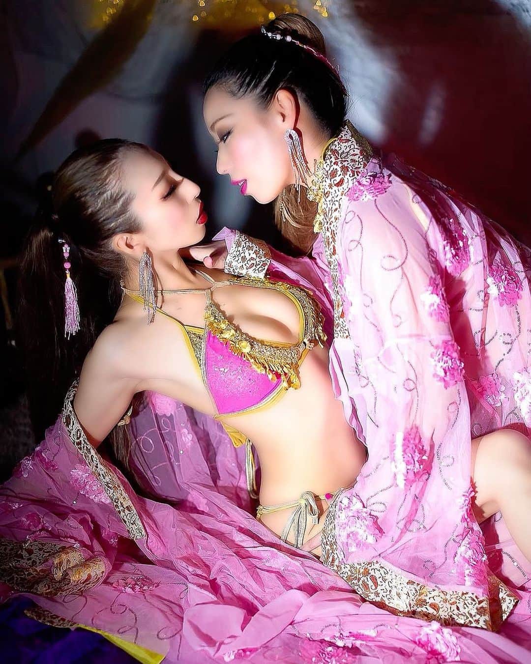 AiraSweetraveのインスタグラム：「🔮✨✨  ・ ・ ・ こういう衣装ってロマンチックな気分になれて好き😊 ・ ・ ・ 中華風着物の中に着てるのは、 @kaorihiyama0325 がやってるコスチュームやさん @hiyamaya0325 の💕  ・ ・ ・ いろんな色にチャレンジしてみたいけど、いつも赤とかピンクとか選んじゃう🎨 ・ ・ ・ 📸♥️ @boss.aurouge.happyshoot  ・ ・ hiyamaya#sexyphoto #kimono#oiran#花魁#着物#geisha#セクシー着物#着物コスプレ #グラビア#SM#撮影モデル #モデル#ハーフ#エロかわ#ポールダンサー #ゴーゴーダンサー#バーレスク #ギャル#カラコン#セクシー#漢服#chinesecostume #혼혈모델」