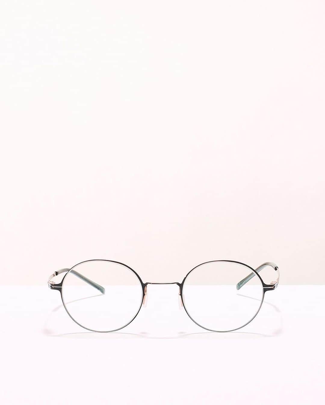 JINS公式のインスタグラム：「fashion×function_¥12,000+税  #jins #jins_global #jins20fw#eyewear #glasses #optical #ジンズ #メガネ #めがね #眼鏡 #JINSメガネ #ジンズメガネ #👓#メガネ好き #眼鏡好き#アイウェア #eyeglasses #メガネ女子#めがね男子#メガネコーデ#🕶#冬コーデ」