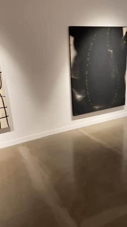 My Interiorのインスタグラム：「Exhibition tour @jdmalatgallery showcasing the innovative and eclectic series of work by the legendary Post-War abstract artist Ed Moses.  For more information, please visit www.jdmalat.com」