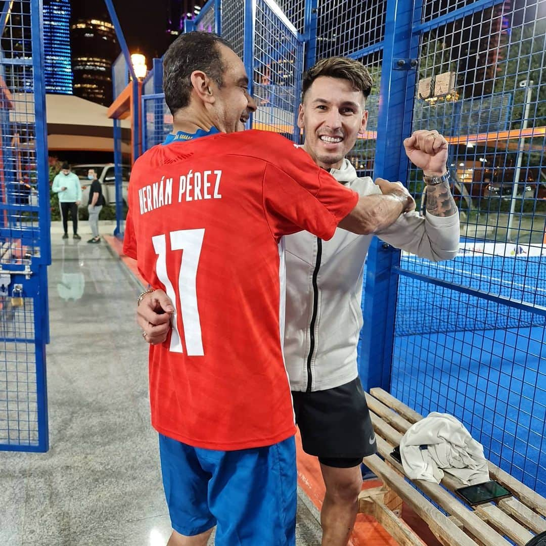 エルナン・ペレスさんのインスタグラム写真 - (エルナン・ペレスInstagram)「tarde de padel @angelbarchini 🤪👍👍👍」2月4日 0時53分 - hernan_perez17