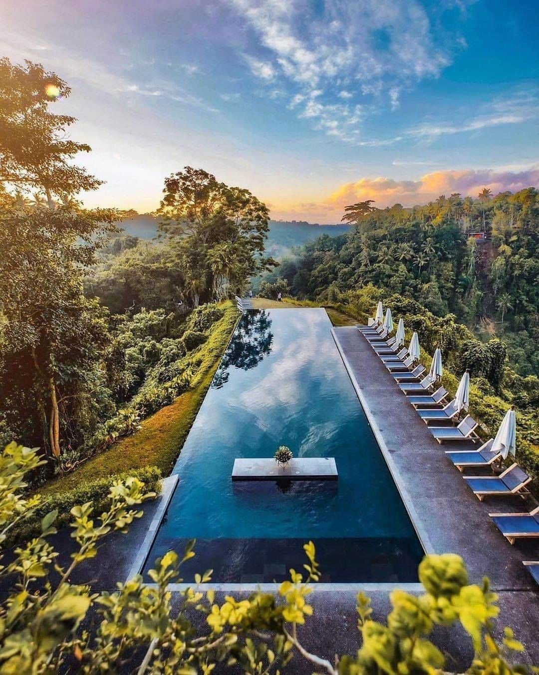 Discover Earthさんのインスタグラム写真 - (Discover EarthInstagram)「Did you ever stayed in such beautiful hotel ?  Located high above the Ayung River, Alila Ubud hotel has been laid out as a Balinese hillside village complete with its own community centre and pedestrian lanes. The resort’s rooms and villas stand above a ravine on stilts like tree houses and are set into the banks of the river valley.  📍 @alilaubud , Ubud, Bali 🇮🇩#discoverBali with @jeffrileonardo  . . . .  #legian ​#jimbara  #sanur ​#ubudbal  #monkeyforest ​#бал  #lovebali  #liburanbali ​#visitbal ​#thisisbal  #ubud ​#bal  #seminyak ​#thebalibibl  #kuta  #explorebali  #canggu ​#balilif ​  #balidaily  #nusadua ​#balicil ​#thebaligur  #uluwatu  #kalimantan  #sulawesi  #papua  #denpasar  #aceh  #indovidgram」2月4日 1時00分 - discoverearth