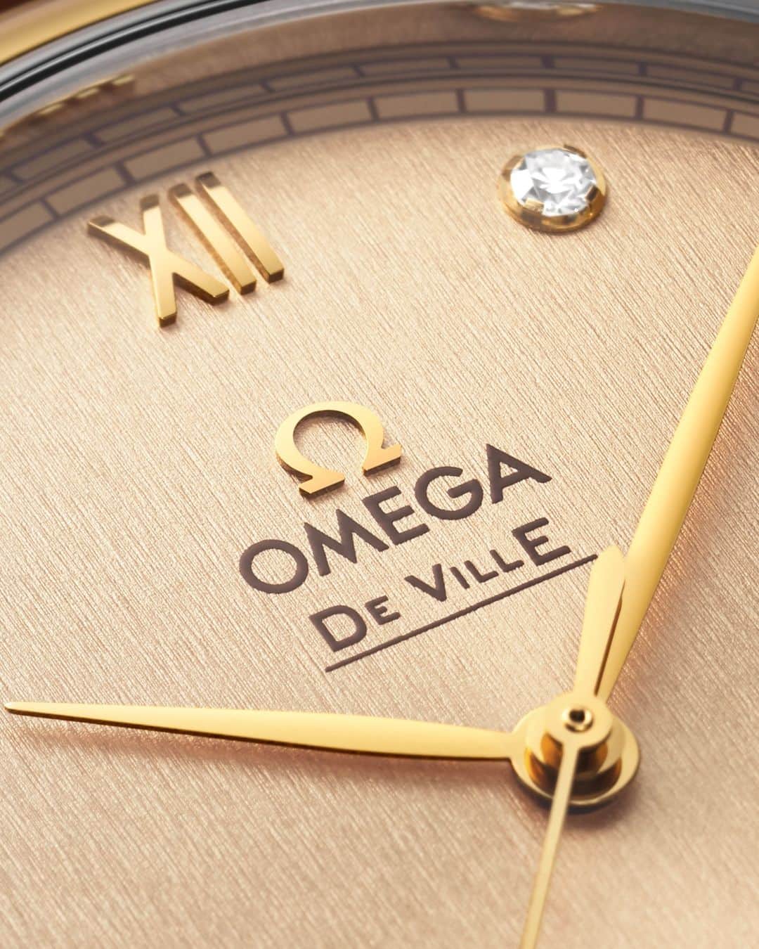 オメガのインスタグラム：「#DeVille Heavenly. A sun-brushed dial in Moonshine gold. Discover our beautiful De Ville.」