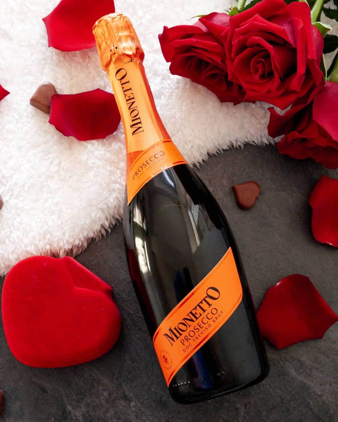 Mionetto Prosecco ČRのインスタグラム：「Měsíc zamilovaných je tady 😍 Slavíte Valentýna nebo svou lásku oslavujete každý den? ❤️  #mionetto #mionettocz #mionettoprosecco #love #romanticevening」