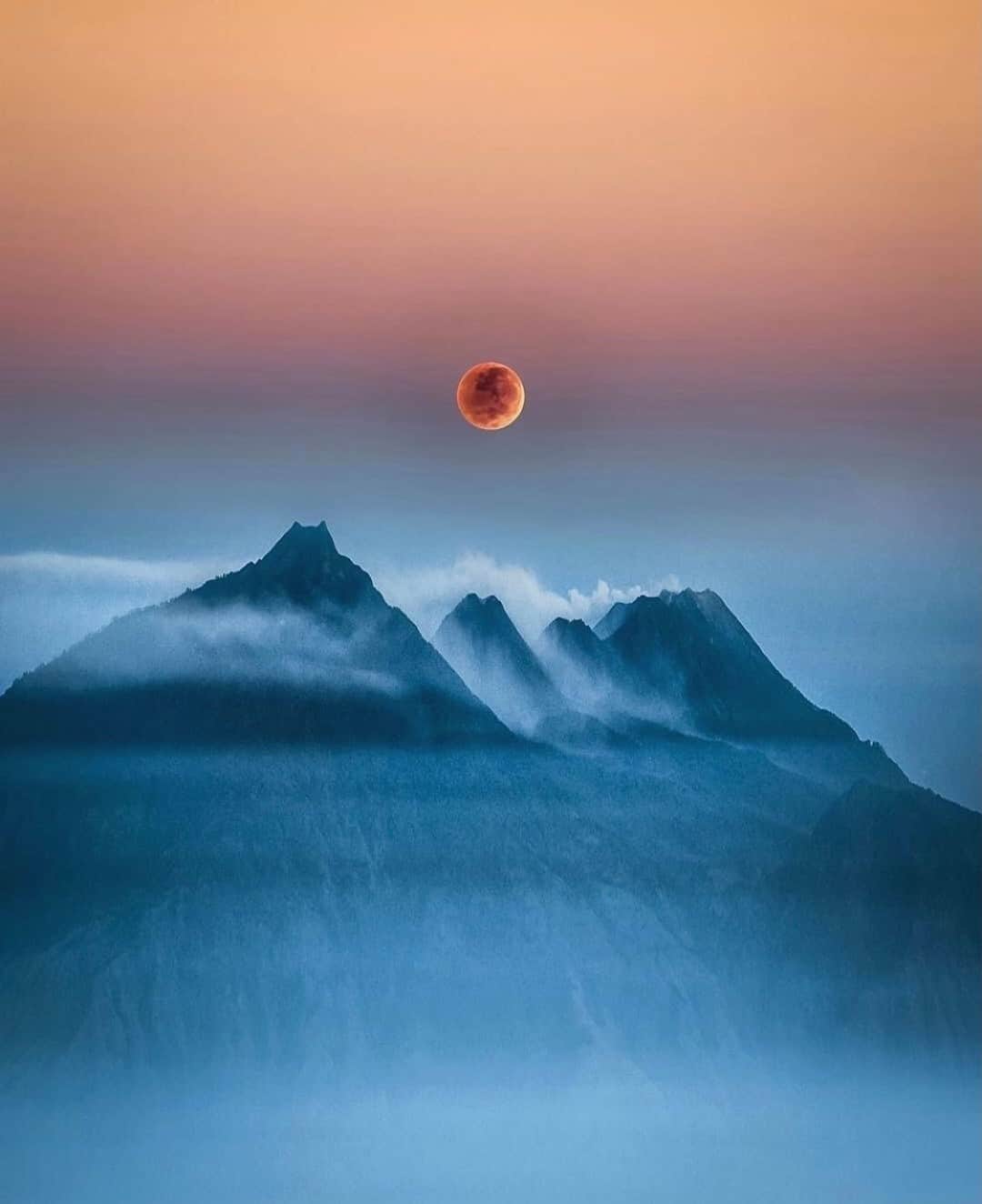 Earth Picsさんのインスタグラム写真 - (Earth PicsInstagram)「A lunar eclipse hovering over the East Java mountains 🌕🔥 Have you ever seen a lunar eclipse? Photo by @jordhammond」2月4日 1時00分 - earthpix
