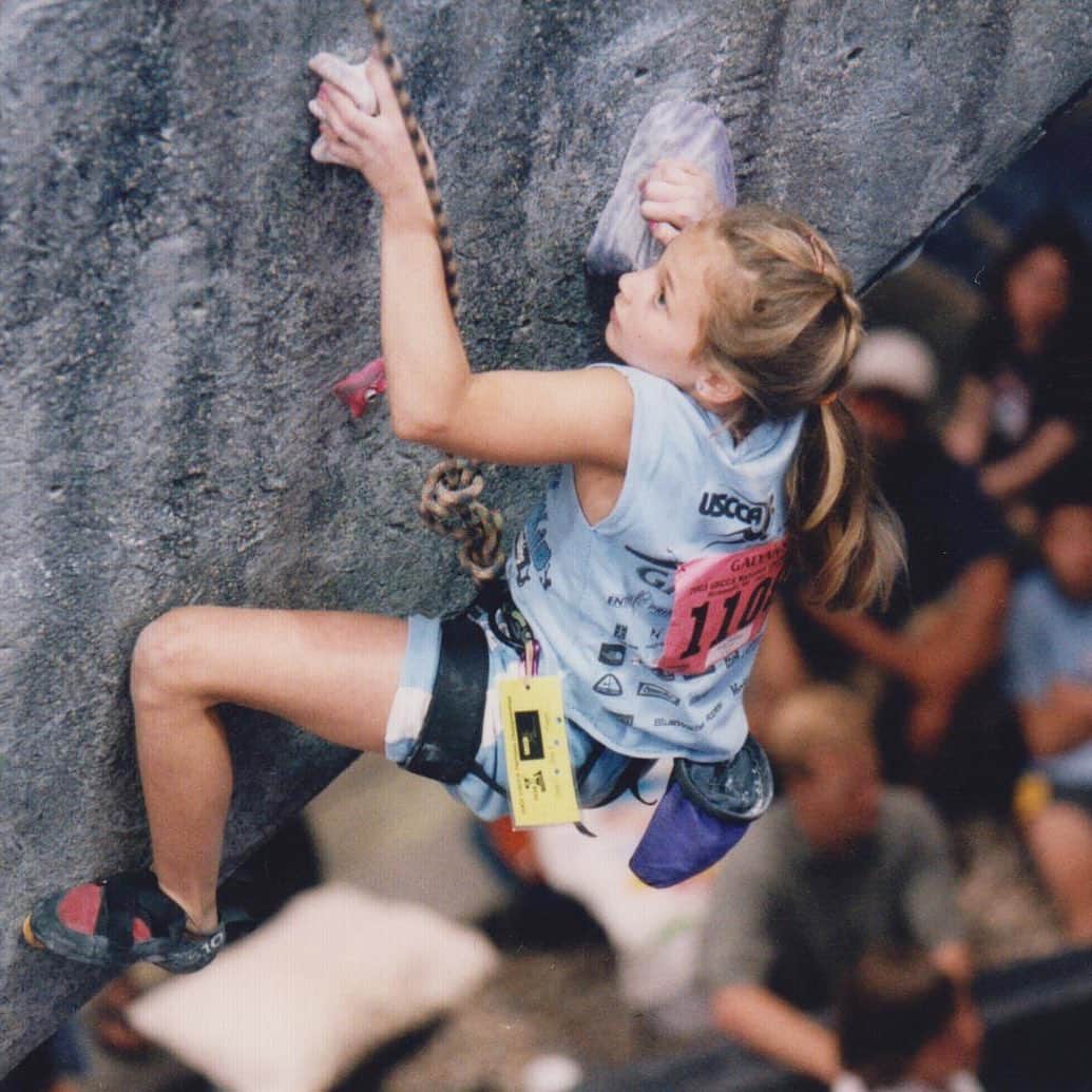 サッシャ・ディギーリアンのインスタグラム：「Happy National Girls and Women in Sports Day; an important reminder to acknowledge the transformative powers of sport on the lives of girls and women, and an encouragement to continue the fight for progress and equality.  — Photo from @usaclimbing (JCCA at the time) junior nationals in Richmond, VA in 2003. Climbing has taught me many valuable life lessons, including an understanding for perseverance, goal setting, discipline, achievement, and importantly, failure.  — I was 10 in this photo, and desperately wanted to make the junior national team. I slipped in finals, finishing at the bottom of the round, and I harshly learned the reality that you don’t always get what you wish for; or even work for... but if you persevere, you can achieve even greater feats.  — Let’s work to #keepherinthegame — P.S.  All of the competitors in this competition were required to wear the event shirt — however, when I put it on (there were just size L left) I was still swimming in the much too large t-shirt. My mom spent the night cutting the shirt’s sides and bottom and sewing it together to fit my little frame, so that I wouldn’t be encumbered by its size. My mom didn’t know much about climbing at all when I first began; but she recognized my love for the sport, and put all of her efforts forward to help me embark on a journey to realize my wild dreams. It’s cliche, but thank you to my mom; and to all the moms, dads, and community members invested in propelling your girls forward 🧗🏼‍♀️ PPS... rocking some @fiveten_official dragons 🐉  #ngwsd #womenshealth」