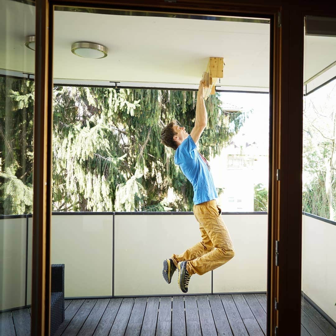 のインスタグラム：「Everybody out there, who's still training at home? To be honest, my balcony training motivation has dwindled over the past months, but the gym's still closed, the rocks covered in snow and at the same time: Spring is coming and I would like to not fail on every single project I have feeling like a combination of a sponge and a sack o' potatoes 🤔. So I'm back at it!  • @lasportivagram @vibram #trainingathome #balconyboard」