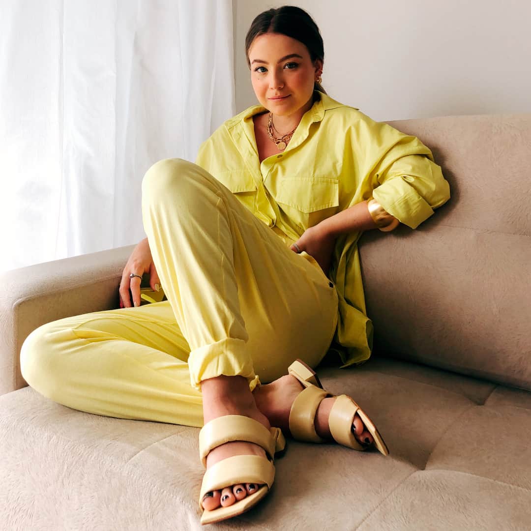 Santa Lollaのインスタグラム：「Amamos o look monocromático da @camilafoletto, que ganhou mais bossa e charme extra com a nossa flat amarela de tiras acolchoadas. Trendy! [ 0442.2CFA.0002.02BB • R$199,90 ] #santalollaverao21 #flats #candycolor #elasusamSL」